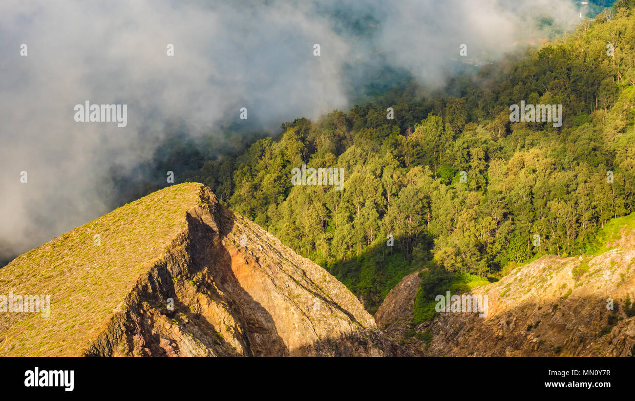 Kelimutu, lacs acides de cratères multicolores qui changent périodiquement leur couleur - l'île de Flores, en Indonésie Banque D'Images Kelimutu, lacs acides de cratères multicolores qui changent périodiquement leur couleur - l'île de Flores, en Indonésie Banque D'Images