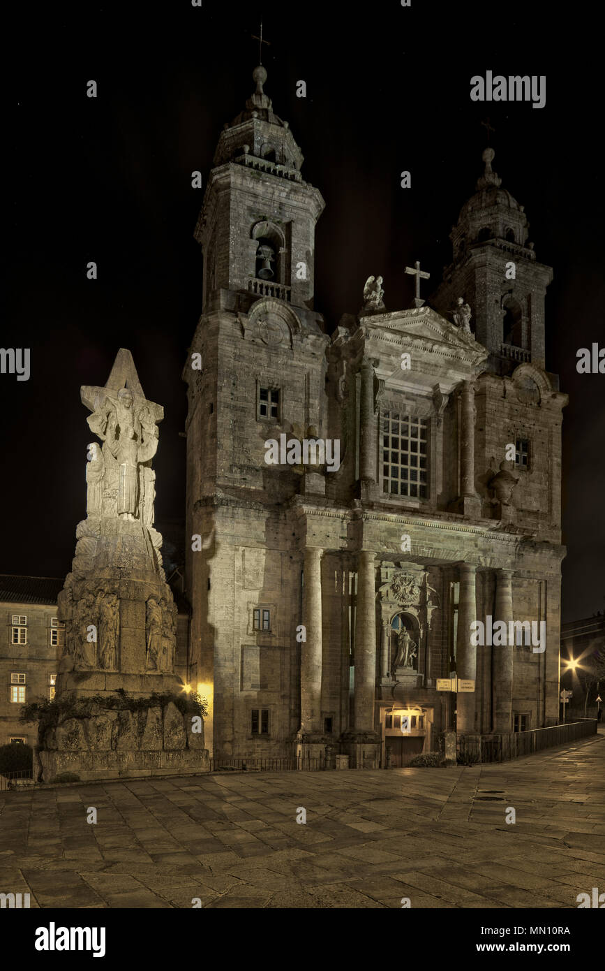 Vue nocturne de l'église et couvent de San Francisco à Santiago de Compostela, province de La Corogne, une région de Galice, Espagne, Europe. Banque D'Images