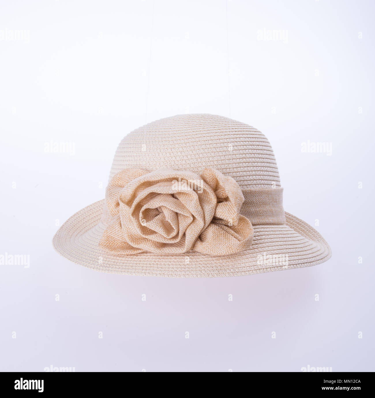 Chapeau pour femme ou d'un joli chapeau de paille avec des fleurs Photo  Stock - Alamy
