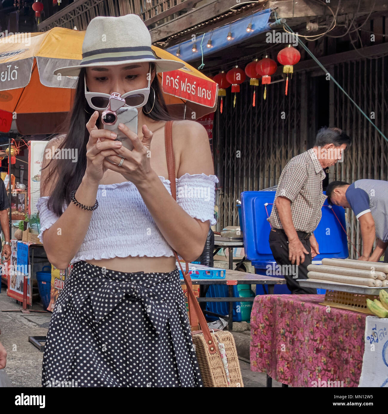 Woman with smartphone Banque D'Images