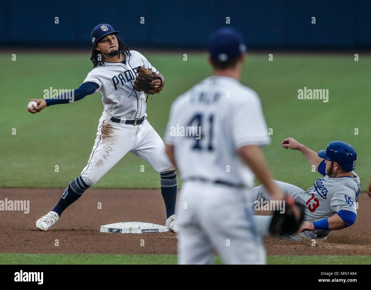 Freddy Galsvis et Max Muncy (d). Au cours de l'action de base-ball des Dodgers de Los Angeles, le match contre San Diego Padres, le second jeu de la série de la Ligue Majeure de Baseball au Mexique, qui a eu lieu au stade des Sultans à Monterrey, au Mexique, le samedi 5 mai 2018 . (Photo : Luis Gutierrez) Acciones del partido de beisbol, durante el Encuentro de Los Angeles Dodgers contre les Padres de San Diego, segundo juego de la serie en Mexico de las Ligas Mayores del Beisbol, realizado en el estadio de los Sultanes de Monterrey, Mexique el sabado 5 de mayo 2018. (Photo : Luis Gutierrez) Banque D'Images