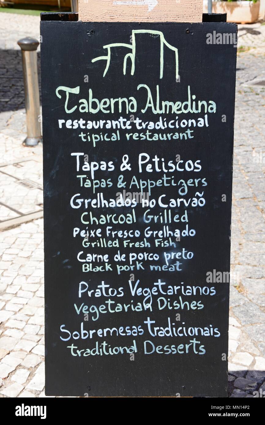 Restaurant portugais traditionnel panneau de menu dans la vieille ville, Silves, Portugal, Europe. Banque D'Images