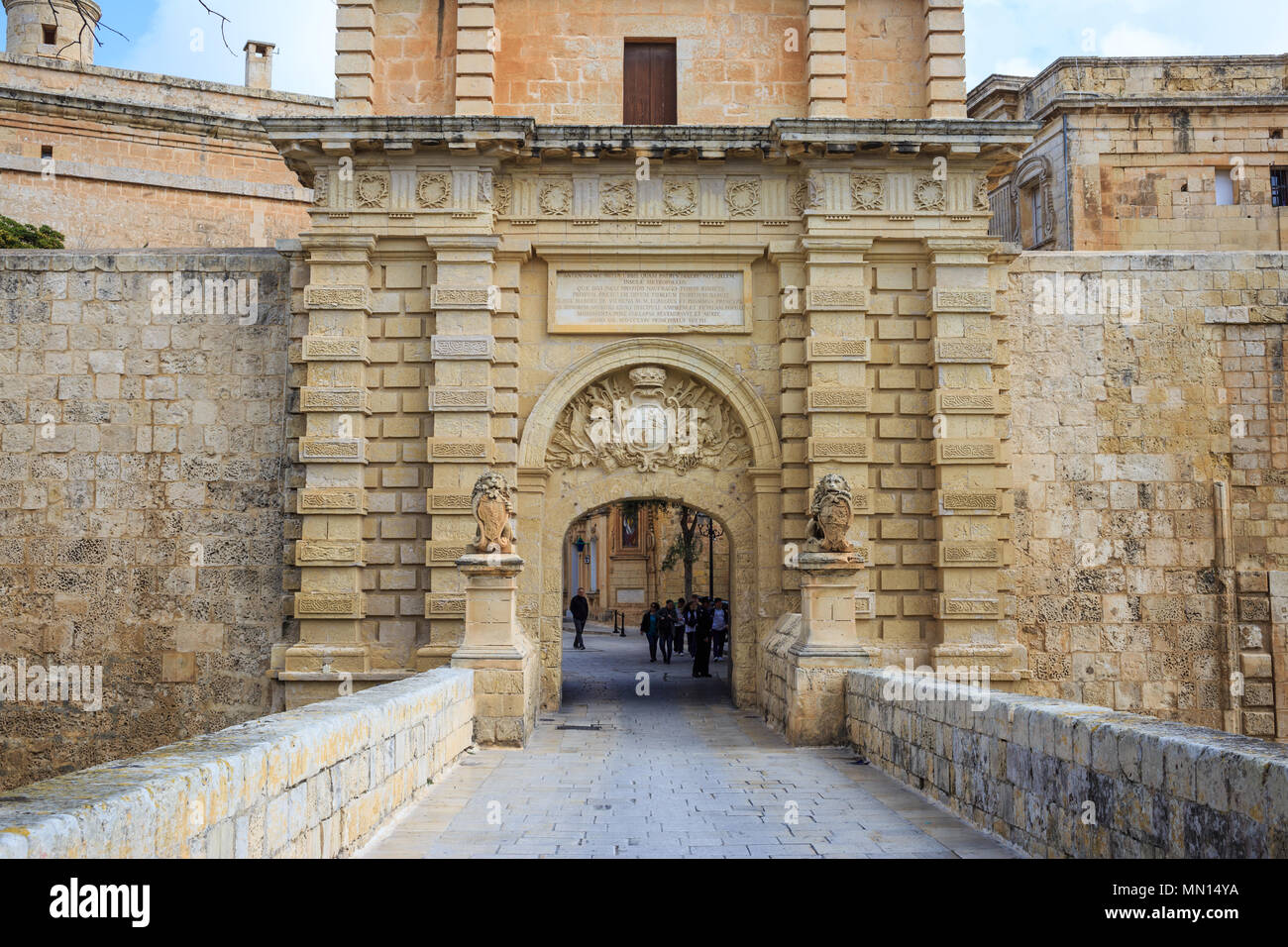 Malte Mdina, porte d'entrée. Traversez la passerelle les touristes à visiter la ville historique fortifiée. Destination pour les vacances et voyage. Banque D'Images