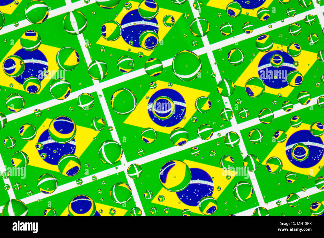 Drapeaux du Brésil, derrière un verre recouvert de gouttes de pluie.motif dans les drapeaux brésilien Banque D'Images