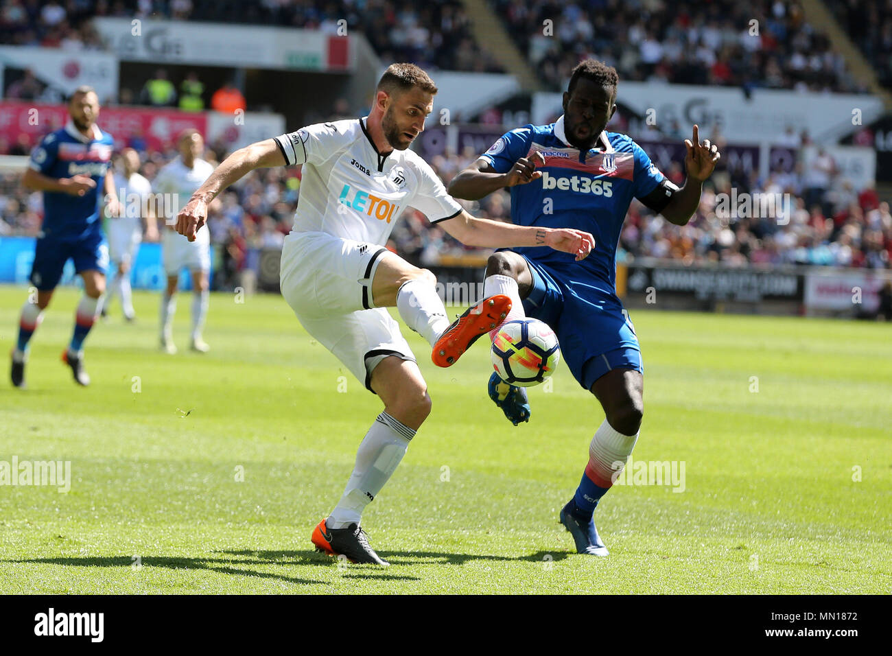 Swansea, Pays de Galles, Royaume-Uni. 13 mai, 2018. Swansea, Royaume-Uni. 13 mai, 2018. Angel Rangel de Swansea City © est abordé par Stoke City's Mame Biram Diouf. Premier League, Swansea City v Stoke City au Liberty Stadium de Swansea, Pays de Galles du Sud le dimanche 13 mai 2018. Cette image ne peut être utilisé qu'à des fins rédactionnelles. Usage éditorial uniquement, licence requise pour un usage commercial. Aucune utilisation de pari, de jeux ou d'un seul club/ligue/dvd publications. Photos par Andrew Andrew/Verger Verger la photographie de sport/Alamy live news Crédit : Andrew Orchard la photographie de sport/Alamy Live News Banque D'Images