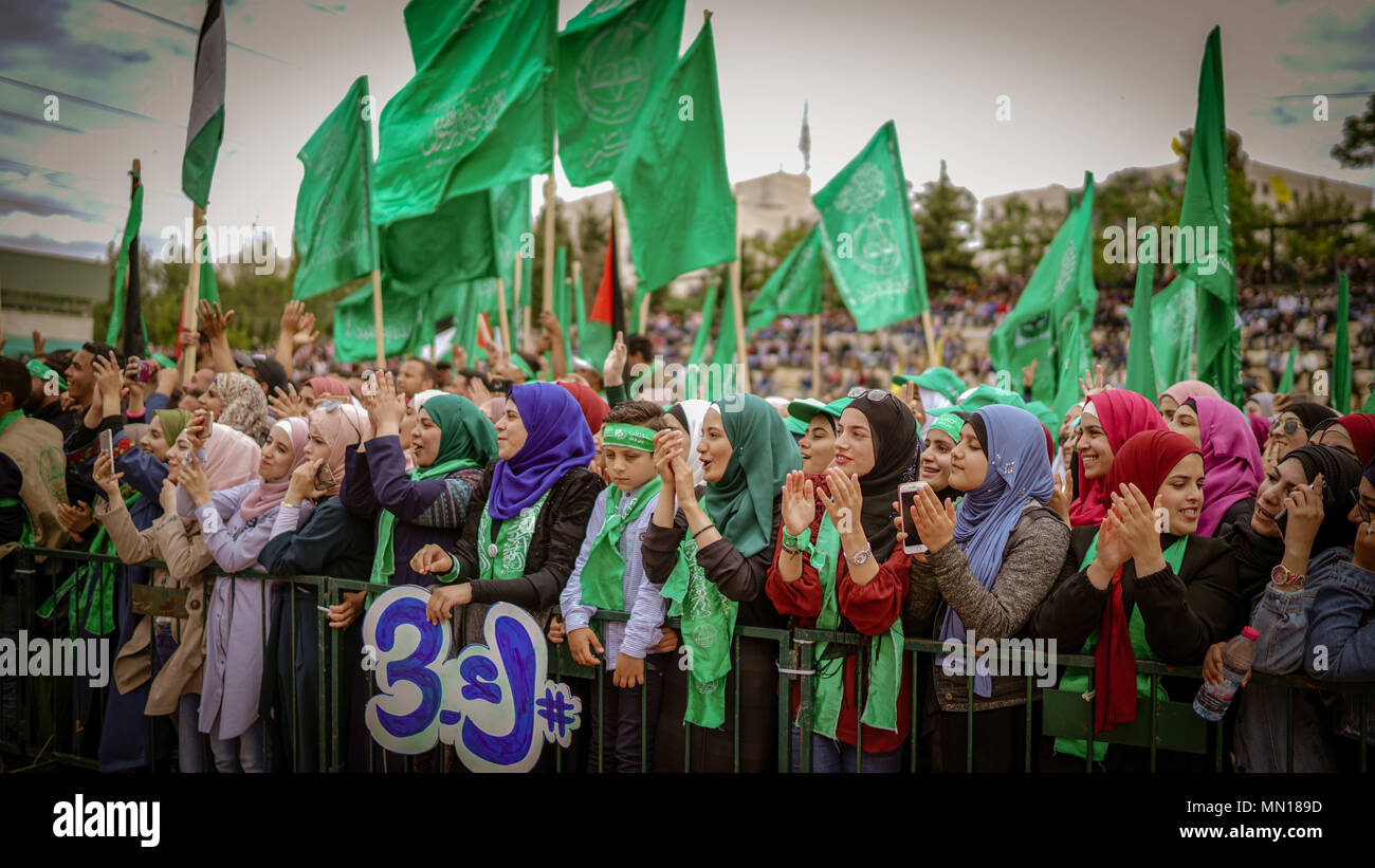 8 mai 2018 - Les étudiants de l'Université de Birzeit à Ramallah participer à l'élection du conseil étudiant de l'université. Le résultat final a donné.Al Wafaa' Bloc islamique 24 sièges, le Martyr Yasser Arafat bloc 23 sièges, et le Parti progressiste démocratique Pôle Étudiant 4 sièges sur les 51 sièges au total. Le bloc de l'unité d'étudiant n'a pu obtenir aucun siège. Les élections ont eu lieu peu après l'Université de Birzeit Débat étudiant annuel le 8 mai, qui a mis l'accent sur la vie politique, sociale, et les questions des élèves et les affaires Crédit : Eyad Jadallah/IMAGESLIVE/ZUMA/Alamy Fil Live News Banque D'Images