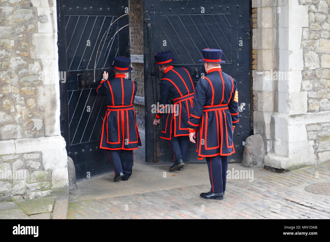 Londres, Royaume-Uni. 13 mai, 2018. Gardiens Yeoman pratiquant la fermeture de la porte est de HM Tour de Londres peu avant la cérémonie de la "tela". La stèle est un morceau de tuyau d'eau médiéval fabriqué à partir d'un tronc d'arbre creux. Il est offert chaque année pour le gouverneur de la tour (pour plus de sécurité) par les membres de l'entreprise de mariniers et Aconiers ligne qui l'imprimeur de la barge, Gloriana', 'l'exécution la stèle, Palais de Hampton Court à la tour le long de la Tamise. Crédit : Michael Preston/Alamy Live News Banque D'Images