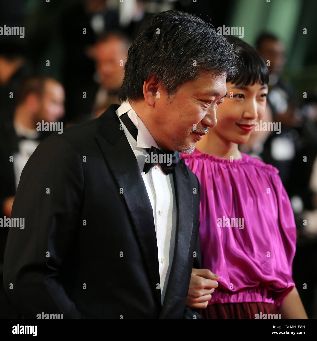 Cannes, France. 13 mai, 2018. Directeur Hirokazu Kore-Eda japonais (L) pose avec d'autres acteurs sur le tapis rouge pour la première du film 'Shoplifters' au cours de la 71e Festival International du Film de Cannes à Cannes, France, le 13 mai 2018. Credit : Luo Huanhuan/Xinhua/Alamy Live News Banque D'Images