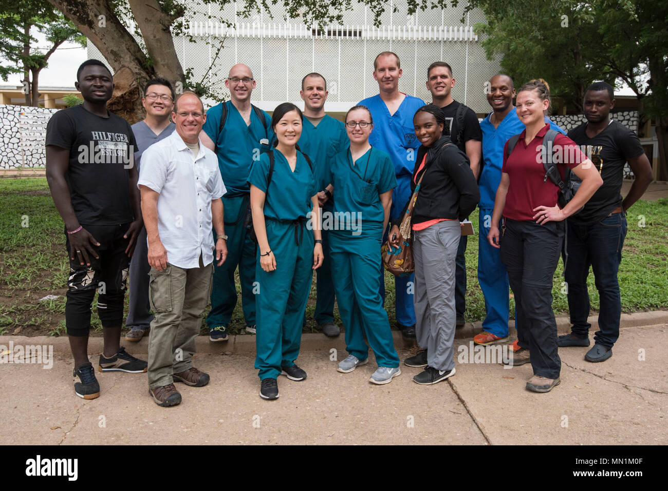 La formation préparatoire à l'exercice médical 17-5 équipe, provenant de l'hôpital, soutien au combat de la 212e posent pour une photo de groupe à l'Hôpital régional de Garoua au cours MEDRETE 17-5 à Garoua, Cameroun, 9 août, 2017. L'exercice mutuellement bénéfique, pour la première fois dans la région, offre des possibilités pour les militaires en partenariat afin de partager les meilleures pratiques et d'améliorer les processus de traitement médical. (U.S. L'Afrique de l'armée photo prise par le s.. Pulivarti Shejal) Banque D'Images