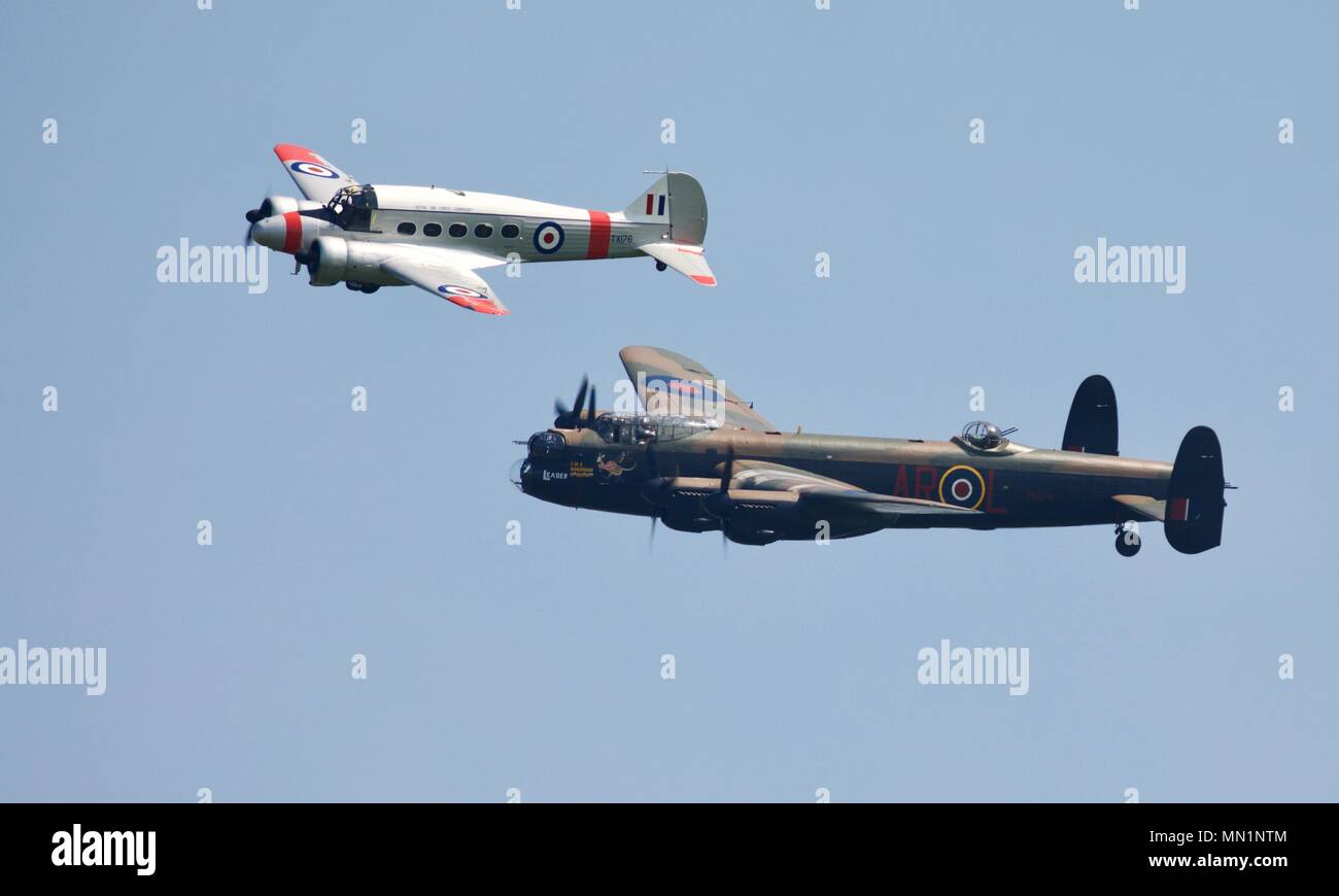 Avro Anson C19 et l'Avro Lancaster BBMF effectuant un défilé aérien rare ensemble à Shuttleworth airshow en 2018 premiere Saison Banque D'Images