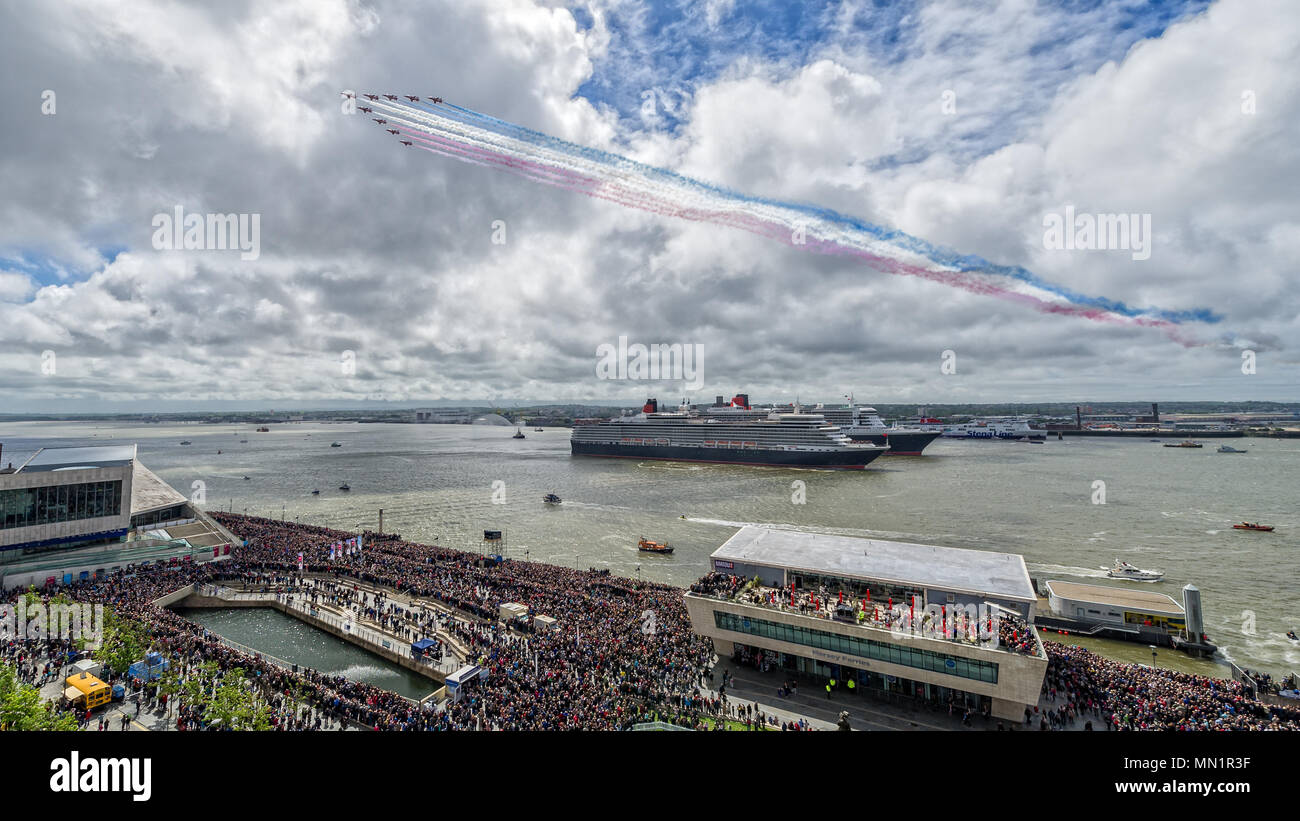 Queen Mary 2, Queen Elizabeth et la reine Victoria à Liverpool pour célébrer le 175e anniversaire de la Cunard Cruise Line avec des flèches rouges défilé Banque D'Images