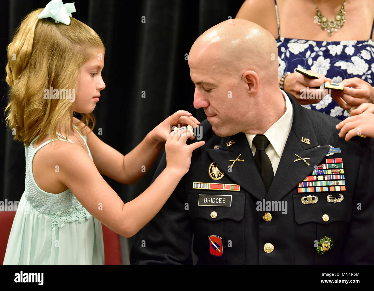 Chloe Bridges, fille du colonel Tchad Les ponts, broches sur son nouveau grade durant sa promotion cérémonie au Centre d'entraînement aux Manœuvres Robinson de North Little Rock, Ark. le août 10. (U.S. Photo de la Garde nationale par la CPS. Stephen Wright) Banque D'Images