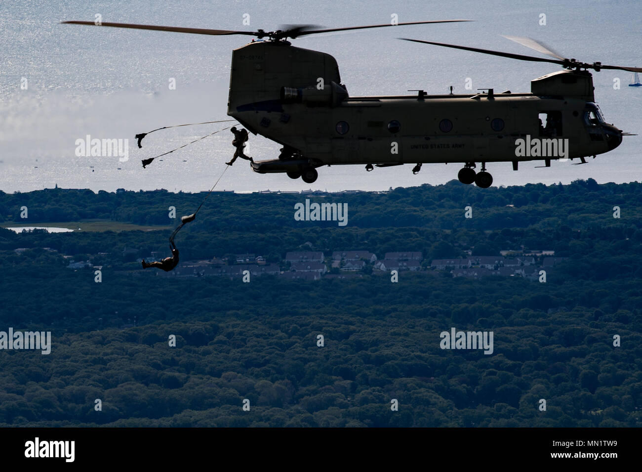 Saut de parachutistes de l'armée américaine d'un CH-47 Chinook Leapfest pendant, le 6 août 2017, dans l'ouest de Kingstown, R.I. Le Rhode Island National Guard a accueilli la 34e conférence annuelle de l'événement, qui est le plus grand saut en concurrence dans le monde. Moody's de l'équipe d'aviateurs américains représentait la seule sœur-équipe de service et a obtenu la seconde place parmi les 70 équipes participantes. (U.S. Air Force photo par un membre de la 1re classe Daniel Snider) Banque D'Images