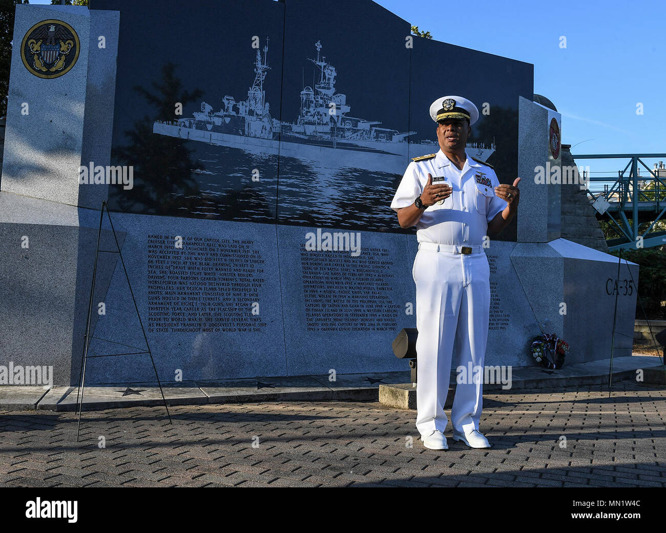 170809-N-UK306-21 INDIANAPOLIS (9 août 2017) Arrière Adm. Gary Mayes, commandant de la région navale nord-ouest, s'exprime à l'USS Indianapolis (CA 35) Cérémonie commémorative au cours de la Semaine de la Marine Indianapolis 2017. Les programmes de la Semaine de la marine servent de l'effort principal de la Marine de sensibilisation dans les régions du pays sans une importante présence de la Marine. (U.S. Photo par marine Spécialiste de la communication de masse 2e classe Timothy Schumaker/libérés) Banque D'Images