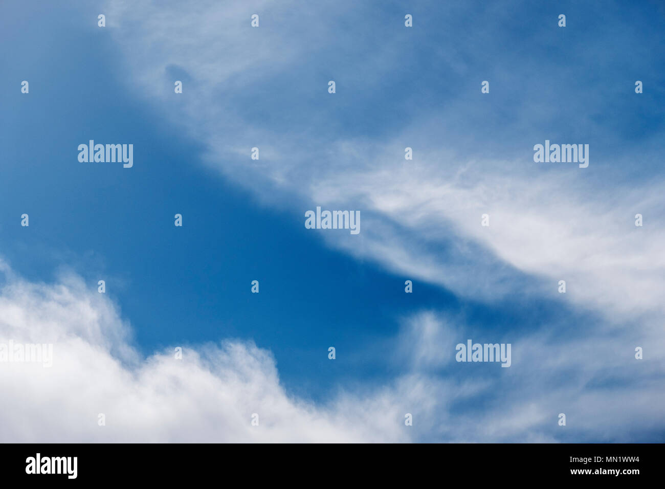 Les cirrus contre un ciel bleu azur à Colorado Banque D'Images