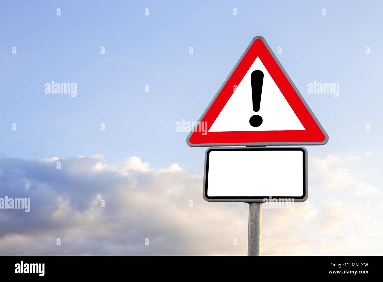 Gros Plan Du Panneau Routier Triangle Avec Point D Exclamation Et Copyspace Photo Stock Alamy