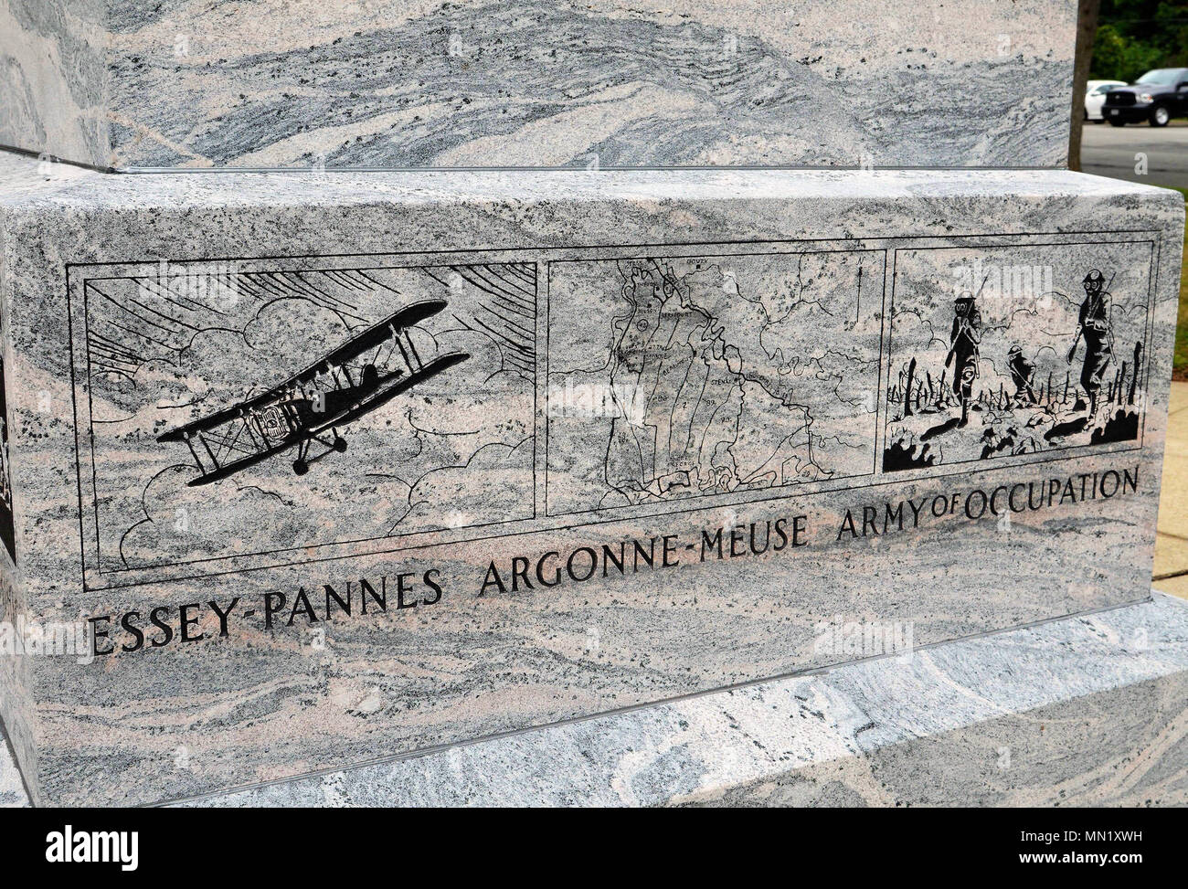 Une section de la Division Arc-en-ciel memorial à Garden City, N.Y. qui commémore la Première Guerre mondiale, service de la 42e Division d'infanterie et de son assemblée générale au Camp Albert Mills en août et septembre 1917 sur Long Island , dix milles à l'est de la ville de New York. Le mémorial a été érigé en 1940 par les anciens combattants de la Première Guerre mondiale de la division. Il a été rénové cet été par la Fondation des anciens combattants de la Division Arc-en-ciel et le Village de ville-jardin pour marquer le centenaire de la Première Guerre mondiale et la division 1. New York State Division des affaires militaires et navales photo de New York Guard Capt Mark Getman. Banque D'Images