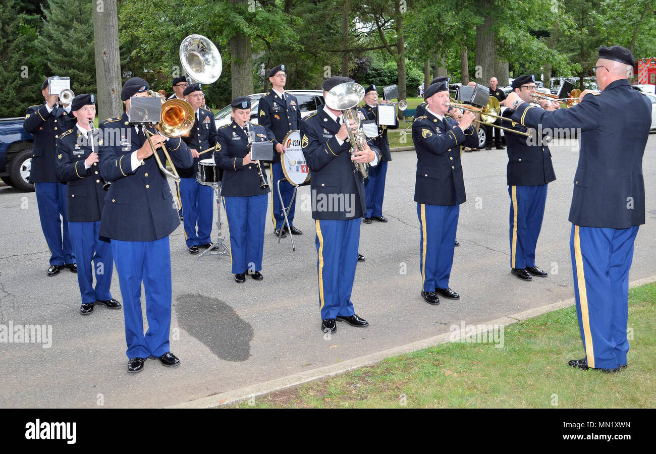 Des soldats de la Garde Nationale de New York's 42e Division d'infanterie, 'Rainbow' band effectuer au cours d'une cérémonie marquant le centenaire de la Division Arc-en-ciel le Samedi, Août 12, 2017 à Garden City, N.Y. La cérémonie a marqué la division au camp de concentration de Albert Mills ici en août et septembre 1017. New York State Division des affaires militaires et navales photo de New York Guard Capt Mark Getman. Banque D'Images