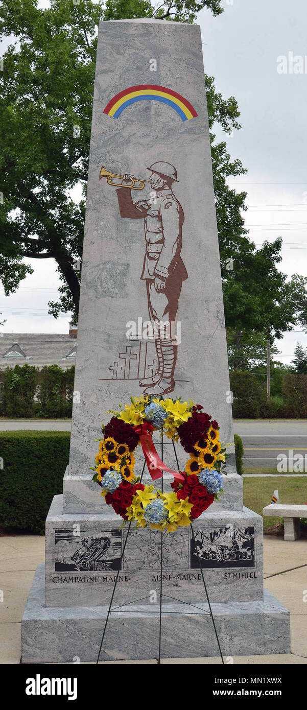 La Division Arc-en-ciel memorial à Garden City, N.Y. qui commémore la Première Guerre mondiale, service de la 42e Division d'infanterie et de son assemblée générale au Camp Albert Mills en août et septembre 1917 sur Long Island , dix milles à l'est de la ville de New York. Le mémorial a été érigé en 1940 par les anciens combattants de la Première Guerre mondiale de la division. Il a été rénové cet été par la Fondation des anciens combattants de la Division Arc-en-ciel et le Village de ville-jardin pour marquer le centenaire de la Première Guerre mondiale et la division 1. New York State Division des affaires militaires et navales photo de New York Guard Capt Mark Getman. Banque D'Images