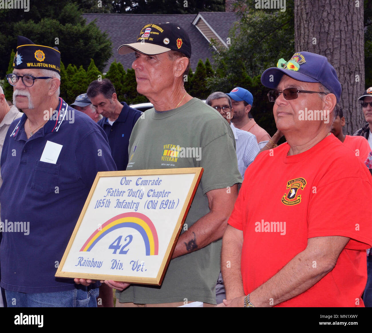 Les anciens combattants de la 42e Division d'infanterie de l'lilsten pour commentaires au cours d'une cérémonie marquant le centenaire de la Division Arc-en-ciel le Samedi, Août 12, 2017 à Garden City, N.Y. La cérémonie a marqué la division au camp de concentration de Albert Mills ici en août et septembre 1017. New York State Division des affaires militaires et navales photo de New York Guard Capt Mark Getman. Banque D'Images