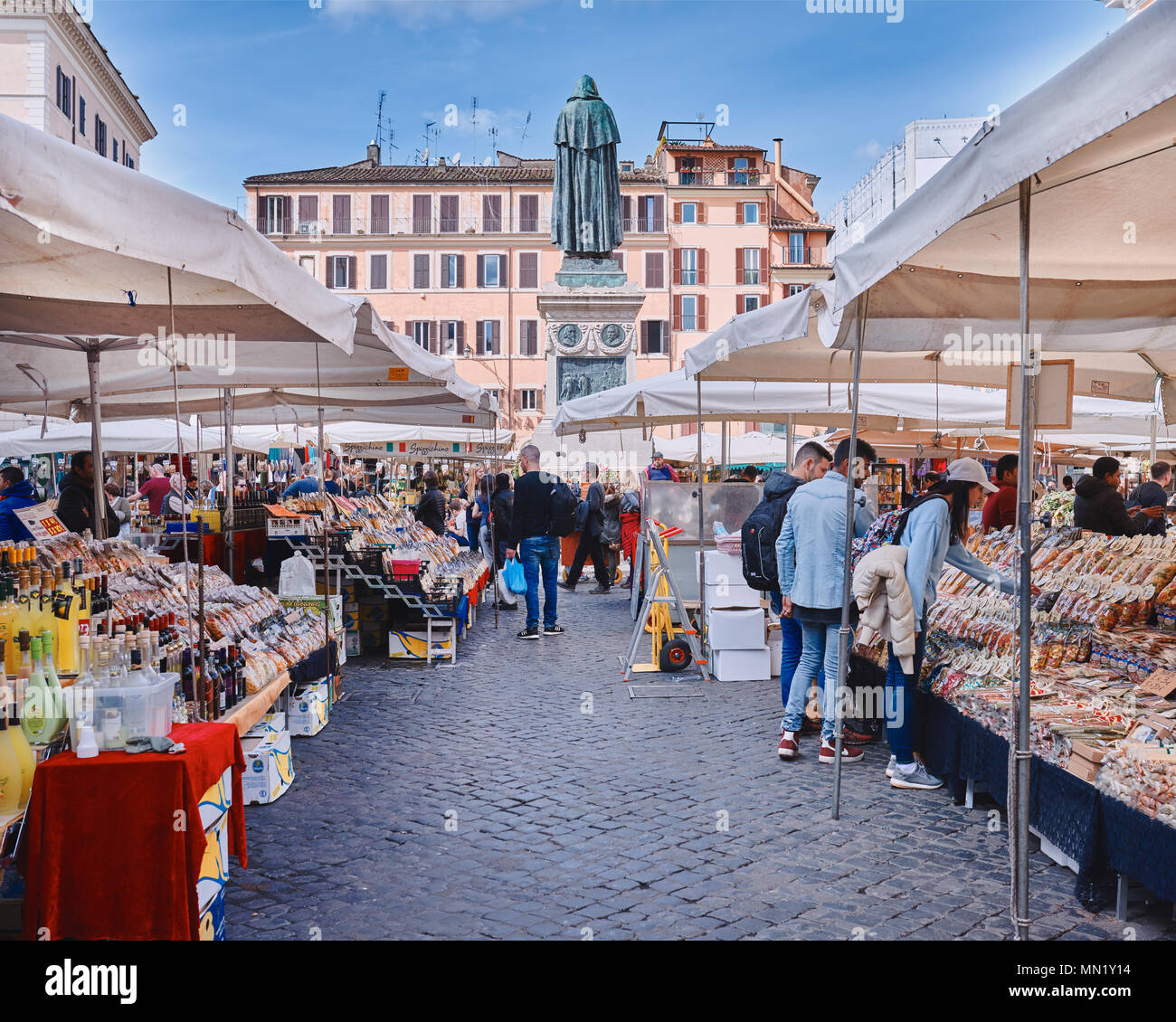 Italie, Rome, mars 2018 8/ marché alimentaire traditionnel en plein air de Campo de Fiori (champs de fleurs) Banque D'Images