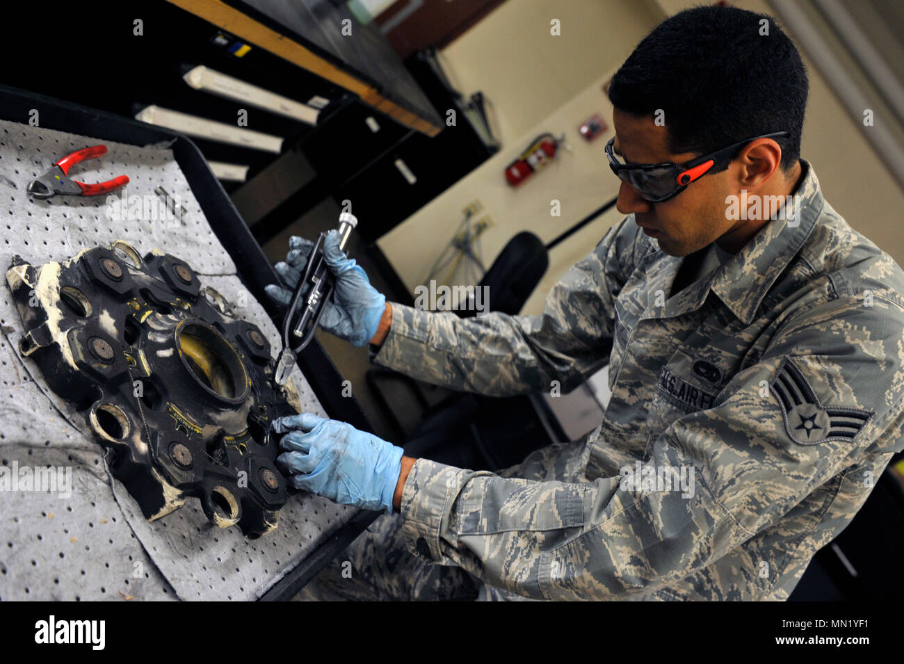 Airman Senior Adam Amosa, 56e Escadron de maintenance des composants de compagnon de l'hydraulique, désassemble un A-10 Thunderbolt de frein du train d'atterrissage à Luke Air Force Base, en Arizona le 8 août 2017. La 56e de l'hydraulique de la CMS est le seul service de l'hydraulique consolidé toutes les bases de l'Armée de l'air sur la côte ouest. (U.S. Air Force photo/Navigant de première classe Pedro Mota) Banque D'Images