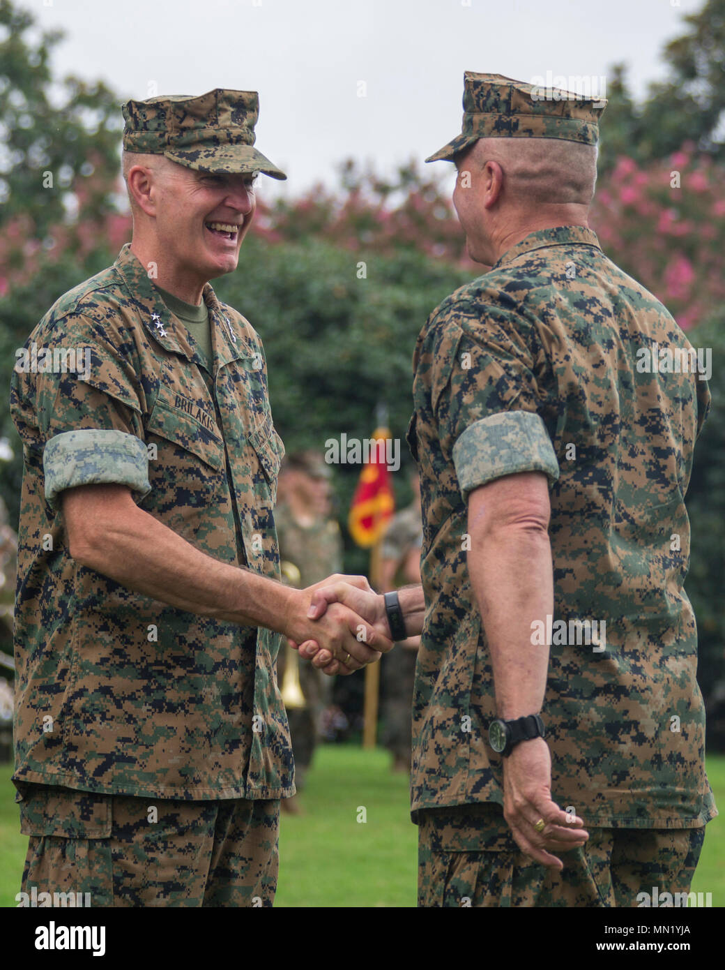 Le général du Corps des Marines américain Mark A. Brilakis, nouveau commandant du Corps des Marines américains, le gauche, serre la main avec le Lieutenant-général John E. Wissler au cours d'une cérémonie de passation de commandement, la base navale américaine de Hampton Roads, Norfolk, Va., 14 août 2017. Wissler a quitté ses fonctions à Brilakis. (U.S. Marine Corps photo par le Cpl. Samantha K. Braun) Banque D'Images