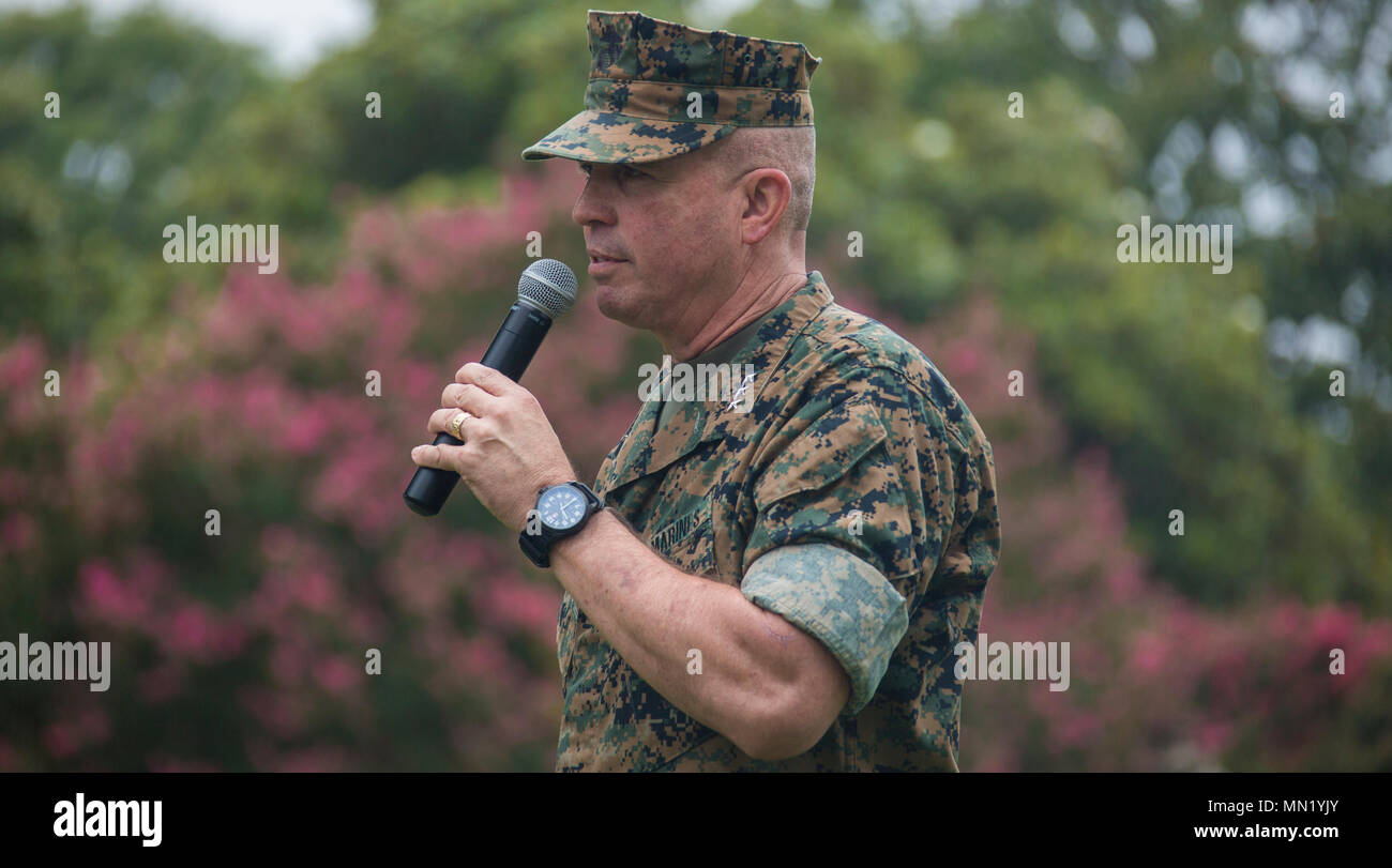 Le général du Corps des Marines américain John E. Wissler, commandant sortant du Corps des Marines des États-Unis, donne le Commandement - Forces d'observations au cours d'une cérémonie de passation de commandement, la base navale américaine de Hampton Roads, Norfolk, Va., 14 août 2017. Wissler a quitté ses fonctions de lieutenant général Mark A. Brilakis. (U.S. Marine Corps photo par le Cpl. Samantha K. Braun) Banque D'Images