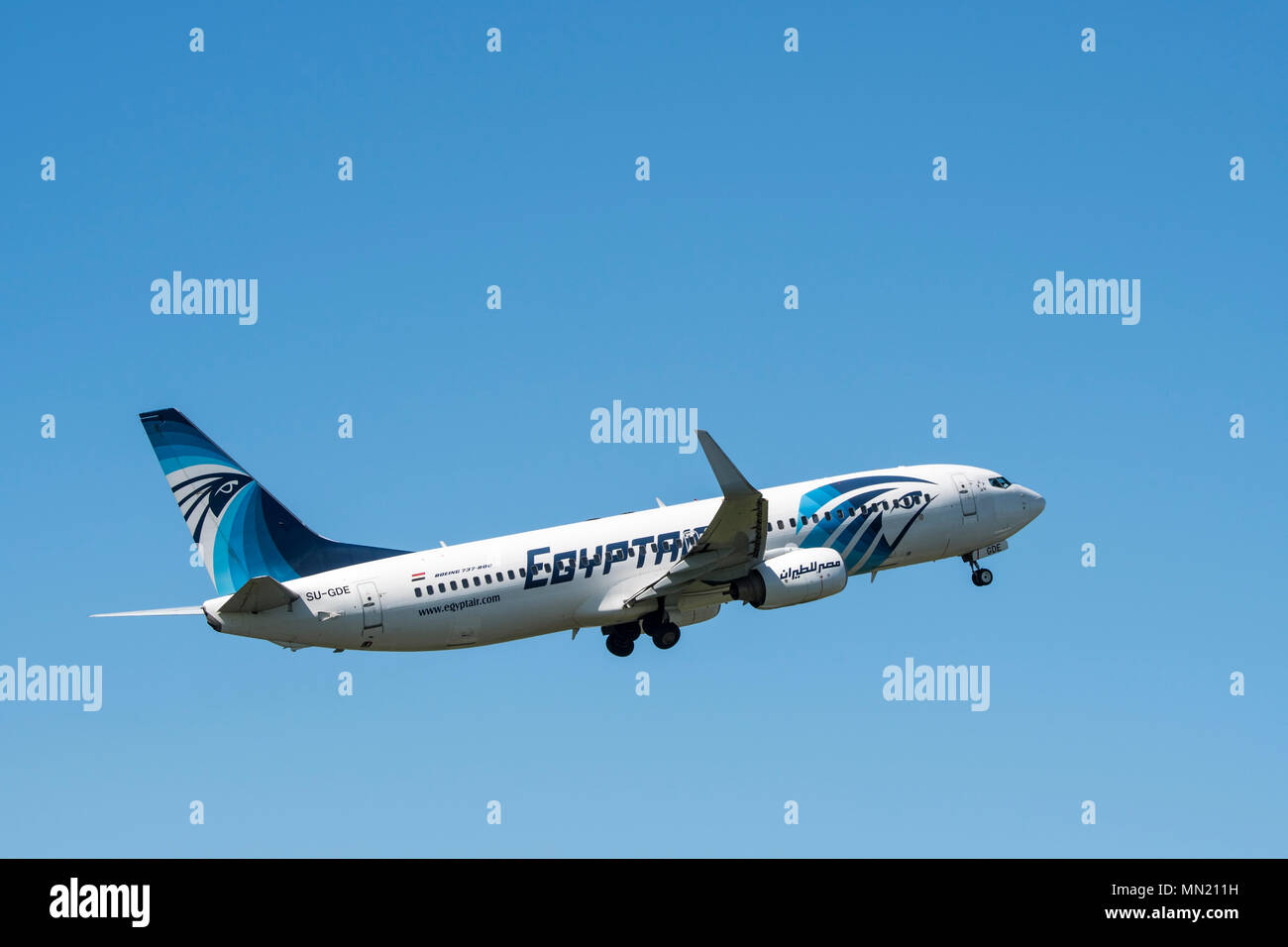 Boeing 737-800, deux courte à moyenne portée, à fuselage étroit, d'avion de ligne d'EgyptAir, compagnie aérienne égyptienne en vol sur fond de ciel bleu Banque D'Images