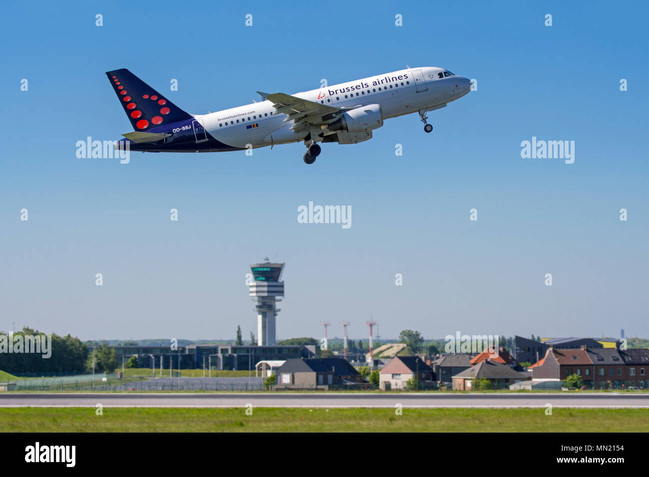 Tour de contrôle de l'aéroport de Bruxelles et le village de Steenokkerzeel derrière la piste de Brussels Airlines en avion est au décollage, Zaventem, Belgique Banque D'Images