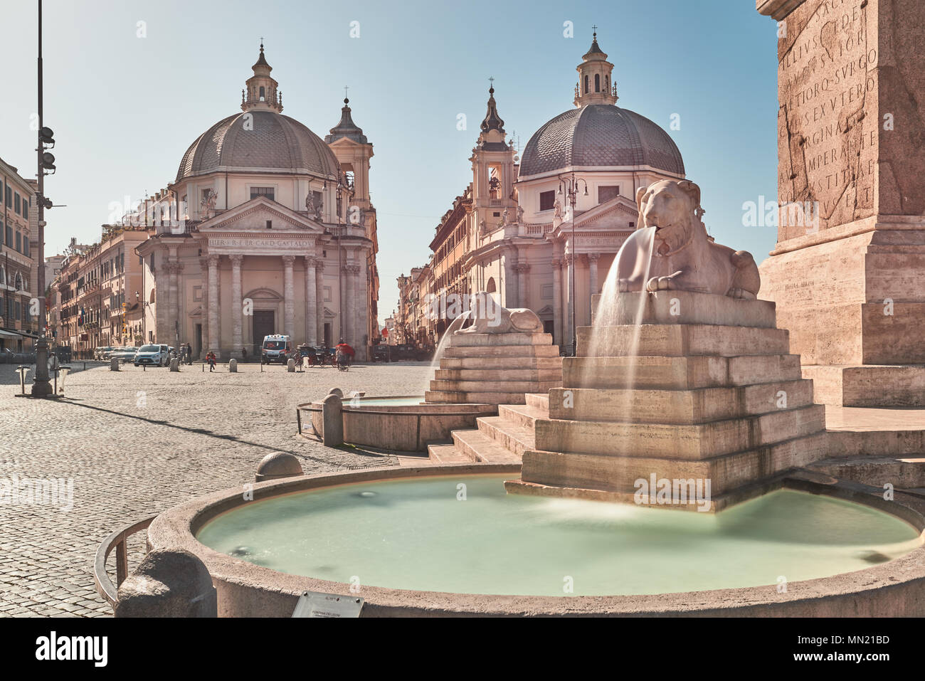 Italie, Rome, 14 mars 2018 / La Place du Peuple (Piazza del Popolo), vue Fontaine aux Lions avant-plan, la Basilique de Santa Maria in Montesanto et Eglise Banque D'Images