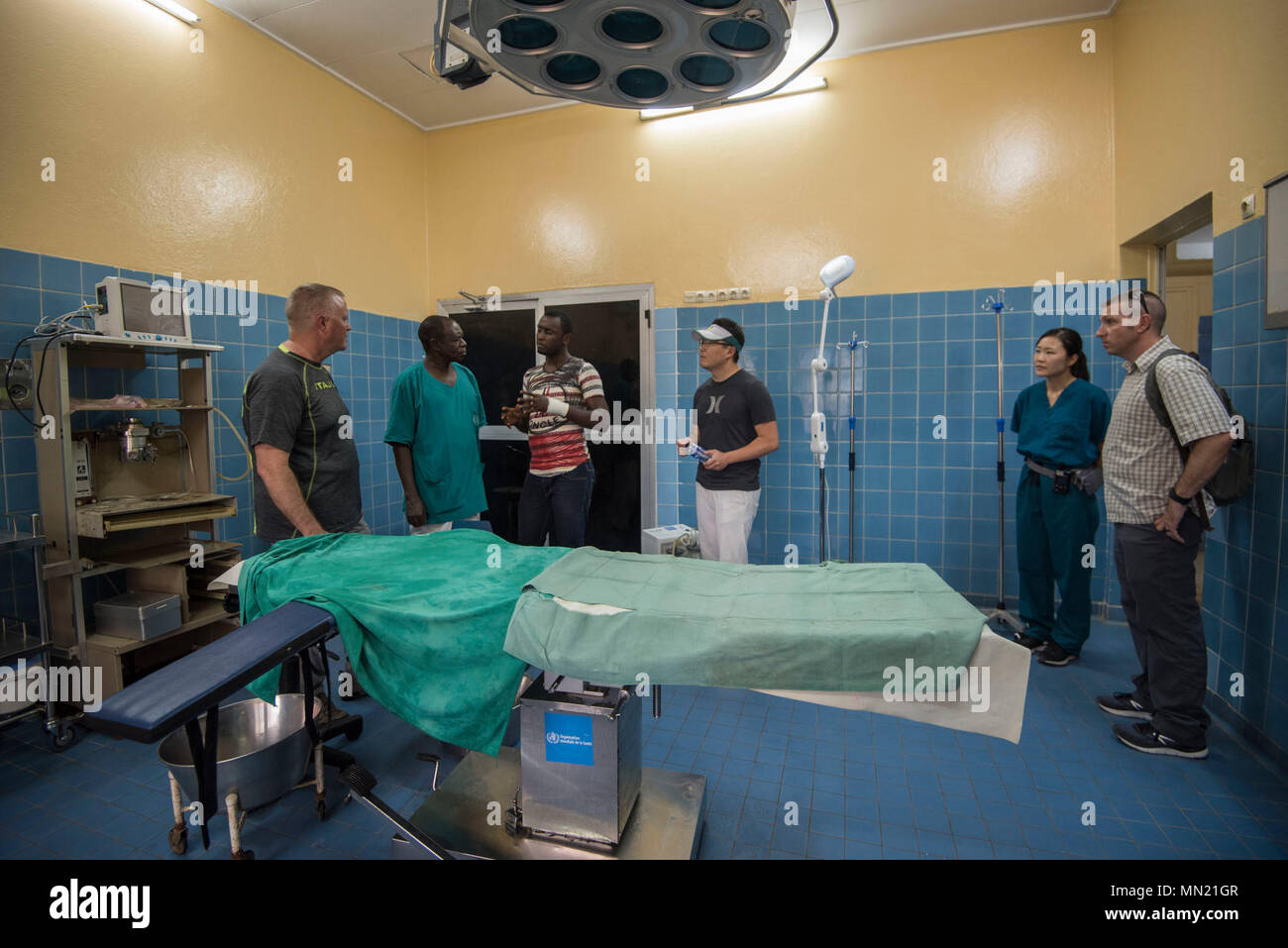 L'Afrique de l'armée américaine bénéficient d'une visite de l'Hôpital régional de Garoua au cours de préparation à l'exercice médical 17-5 à Garoua, au Cameroun, le 15 août 2017. L'exercice mutuellement bénéfique, pour la première fois dans la région, offre des possibilités pour les militaires en partenariat afin de partager les meilleures pratiques et d'améliorer les processus de traitement médical. (U.S. L'Afrique de l'armée photo prise par le s.. Pulivarti Shejal) Banque D'Images