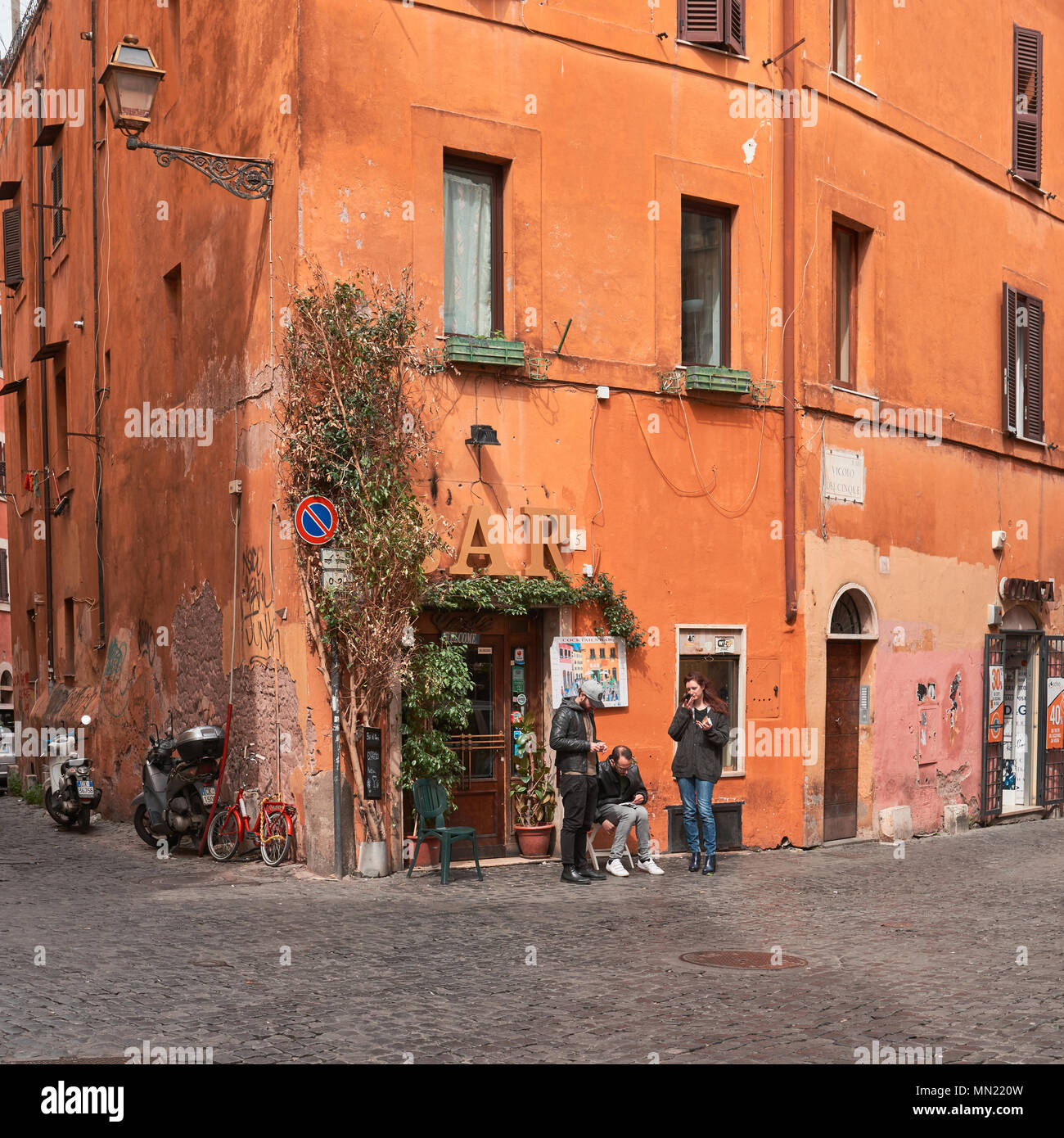 Italie, Rome, 22 mars 2018 / Trastevere, carré avec des pubs et des bâtiments typiques Banque D'Images