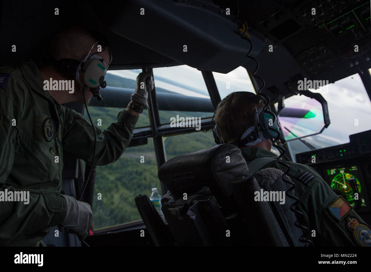 La Royal Air Force britannique C-130 Hercules banques après avoir décollé de Joint Base Elmendorf-Richardson, Alaska, le 11 août, 2017. Les aviateurs de la RAF sont à JBER la formation pour l'exercice Red Flag Alaska-17-3. (U.S. Photo de l'Armée de l'air par la Haute Airman Javier Alvarez) Banque D'Images