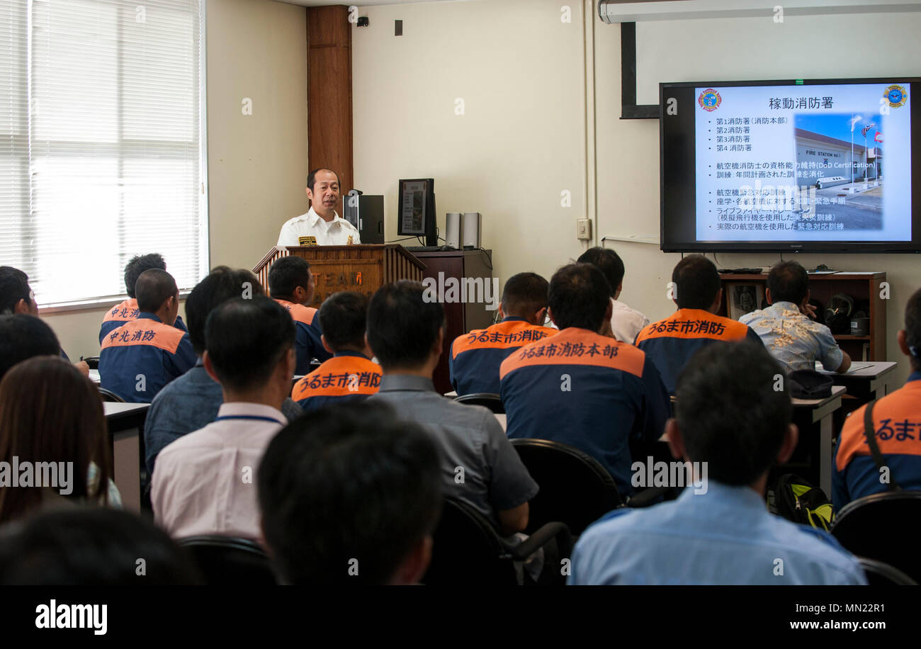 Mitsuo Yamaguchi, 18e Escadron de Génie Civil Agent de formation incendie, mémoires des pompiers locaux lors d'une visite de formation, 14 août 2017, à Kadena Air Base, au Japon. Plus de 50 pompiers locaux visités Kadena d'observer comment les pompiers de Kadena répondre lors d'un incendie d'urgence. (U.S. Air Force photo par Naoto Anazawa) Banque D'Images