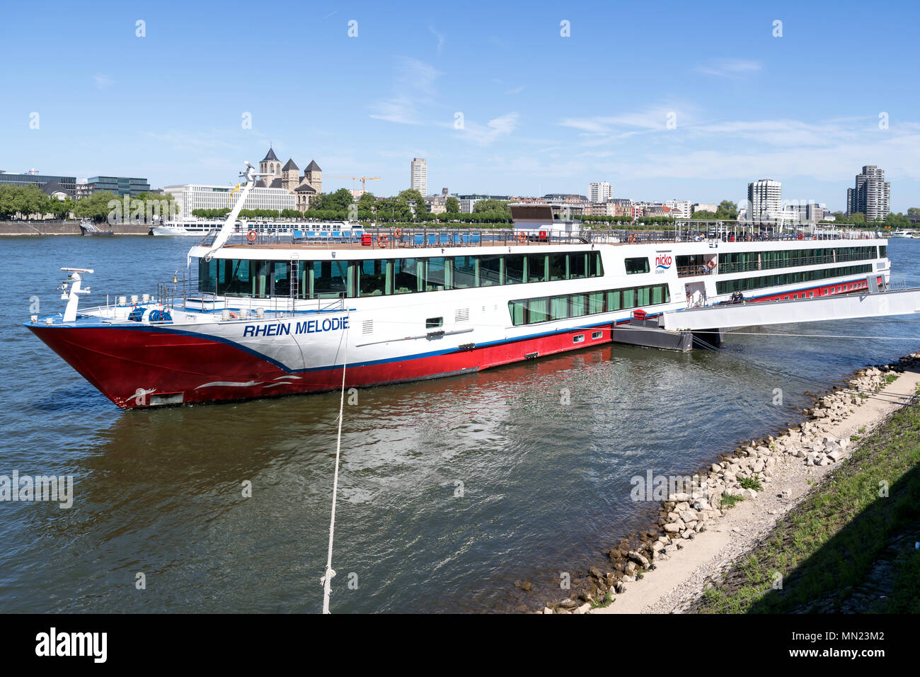 Bateau de croisière Rver RHEIN MELODIE de Nicko Croisières à Cologne, Allemagne. RHEIN MELODIE a une capacité de 198 passagers et de 132 m de long. Banque D'Images