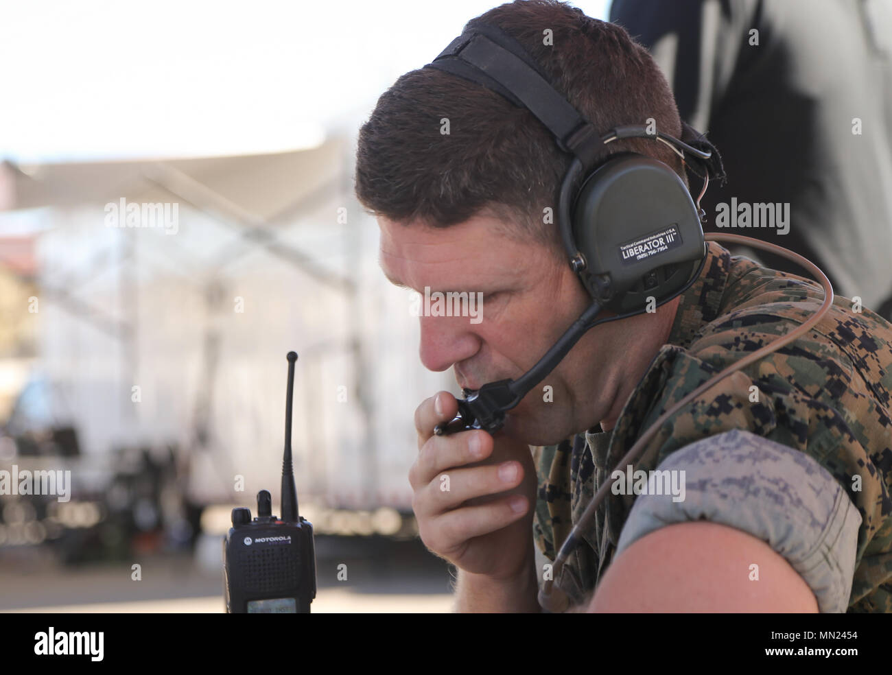 Le major du Corps des Marines américain Christophe McLin une armes et tactiques de l'air avec l'agent instructeur Marine Aviation armes et tactiques d'un escadron (MAWTS-1) communique avec les pilotes lors d'une procréation assistée numériquement l'appui aérien rapproché de l'exercice au Marine Corps Air Station Yuma (Arizona), le 15 août 2017. Cet exercice avait pour but de contribuer à atténuer les risques pour le personnel militaire en augmentant la conscience de la situation sur le champ de bataille. (U.S. Marine Corps photo par Lance Cpl. Andrew Huff). Banque D'Images