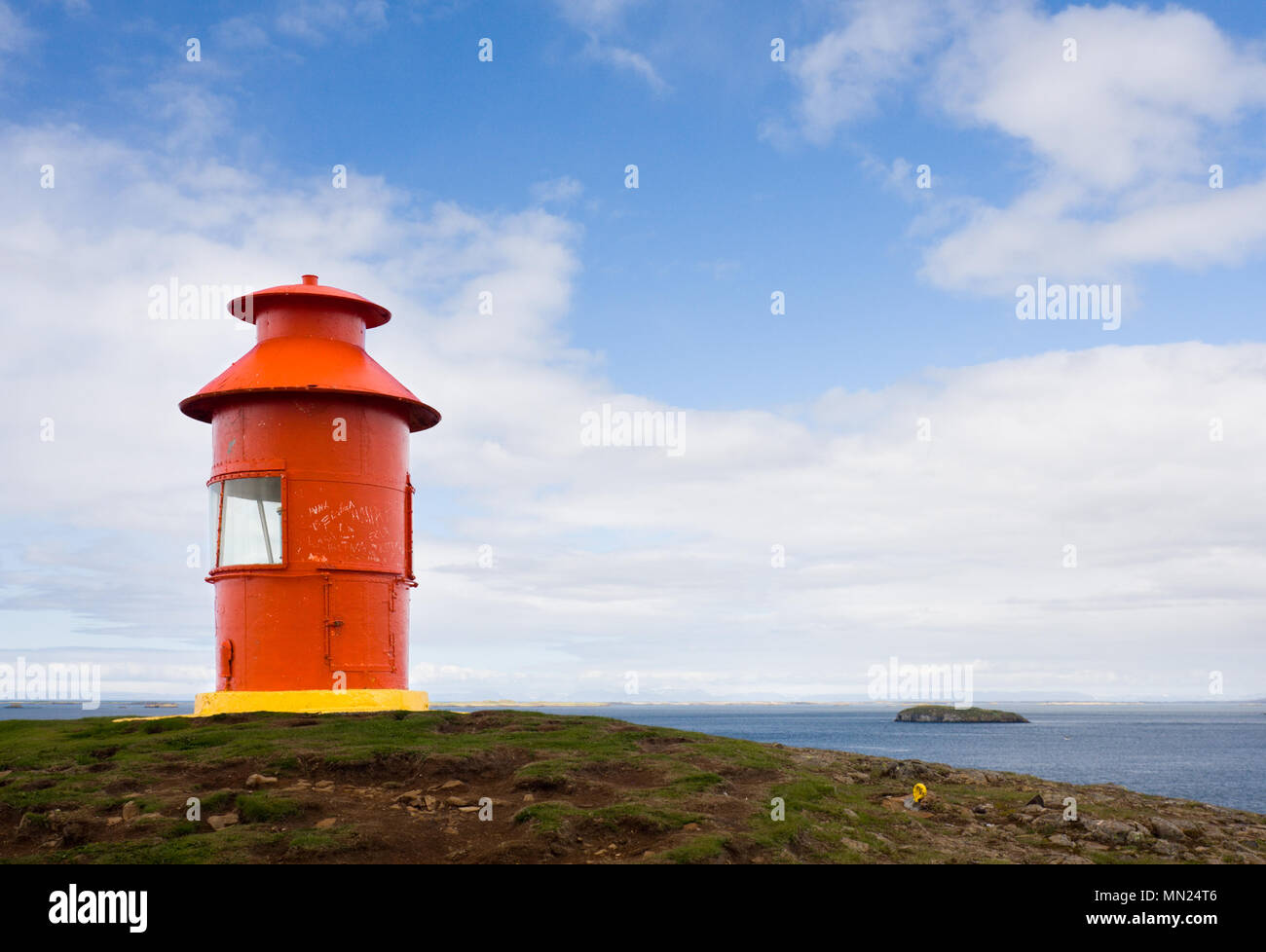 Un petit phare rouge à Stykkisholmur, Islande. Banque D'Images