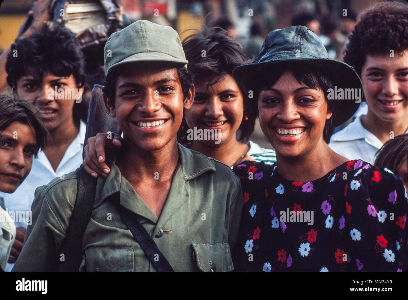 Jeune soldat sandiniste est avec petite amie, Managua, juin 1986. Banque D'Images