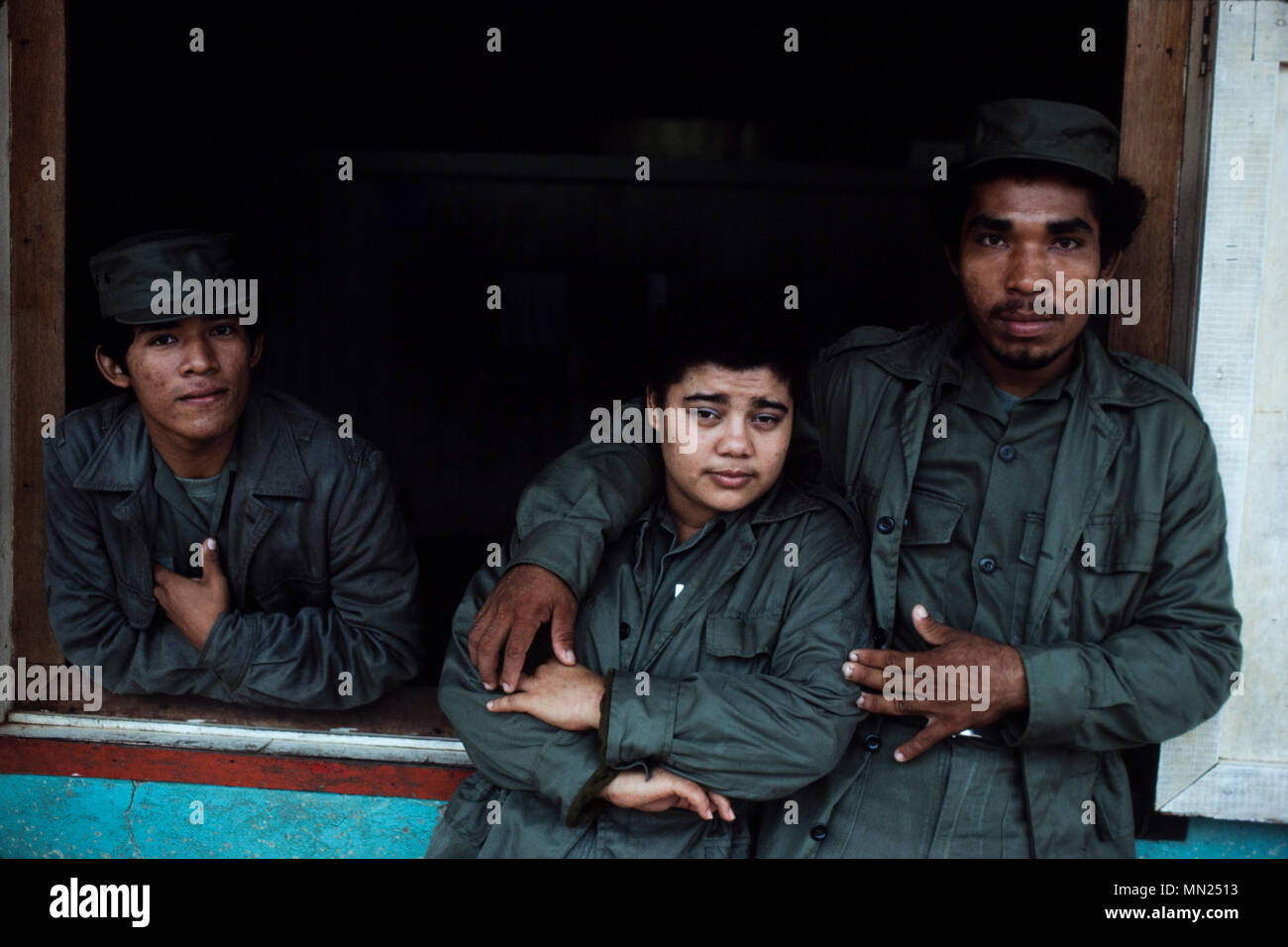 Waslala (Nicaragua), juillet 1986 ; milice sandiniste nicaraguayenne dans la ville après des attaques menées par des rebelles du Contra, financés par les États-Unis, qui s'infiltrent du Honduras. Banque D'Images