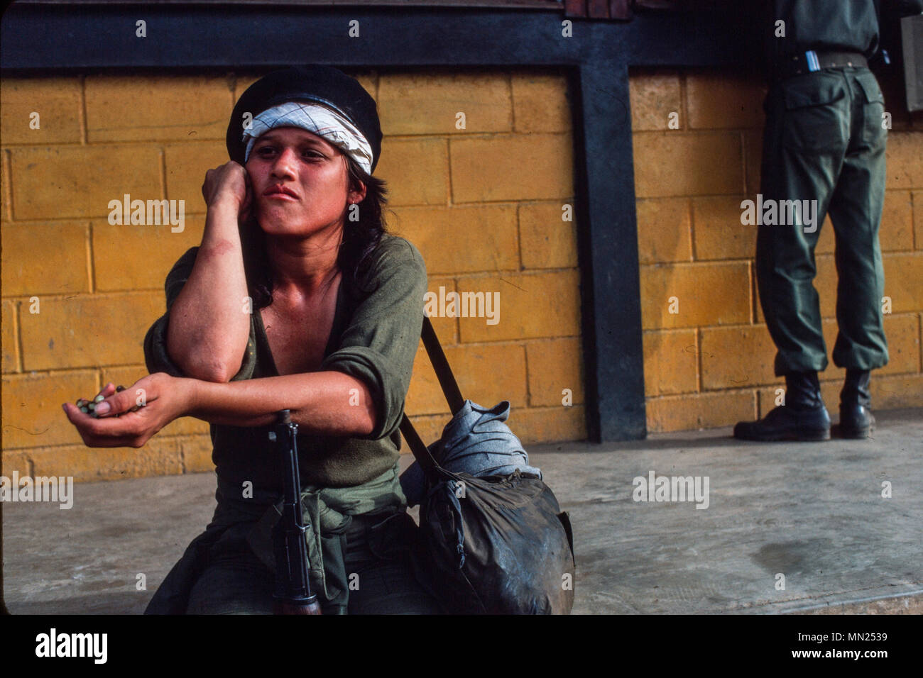 Managua, Nicaragua, juin 1986 ; comme un exercice d'entraînement l'armée sandiniste FSLN met en place une simulation d'invasion américaine de Managua. Un jeune participant avec son AK47. Banque D'Images