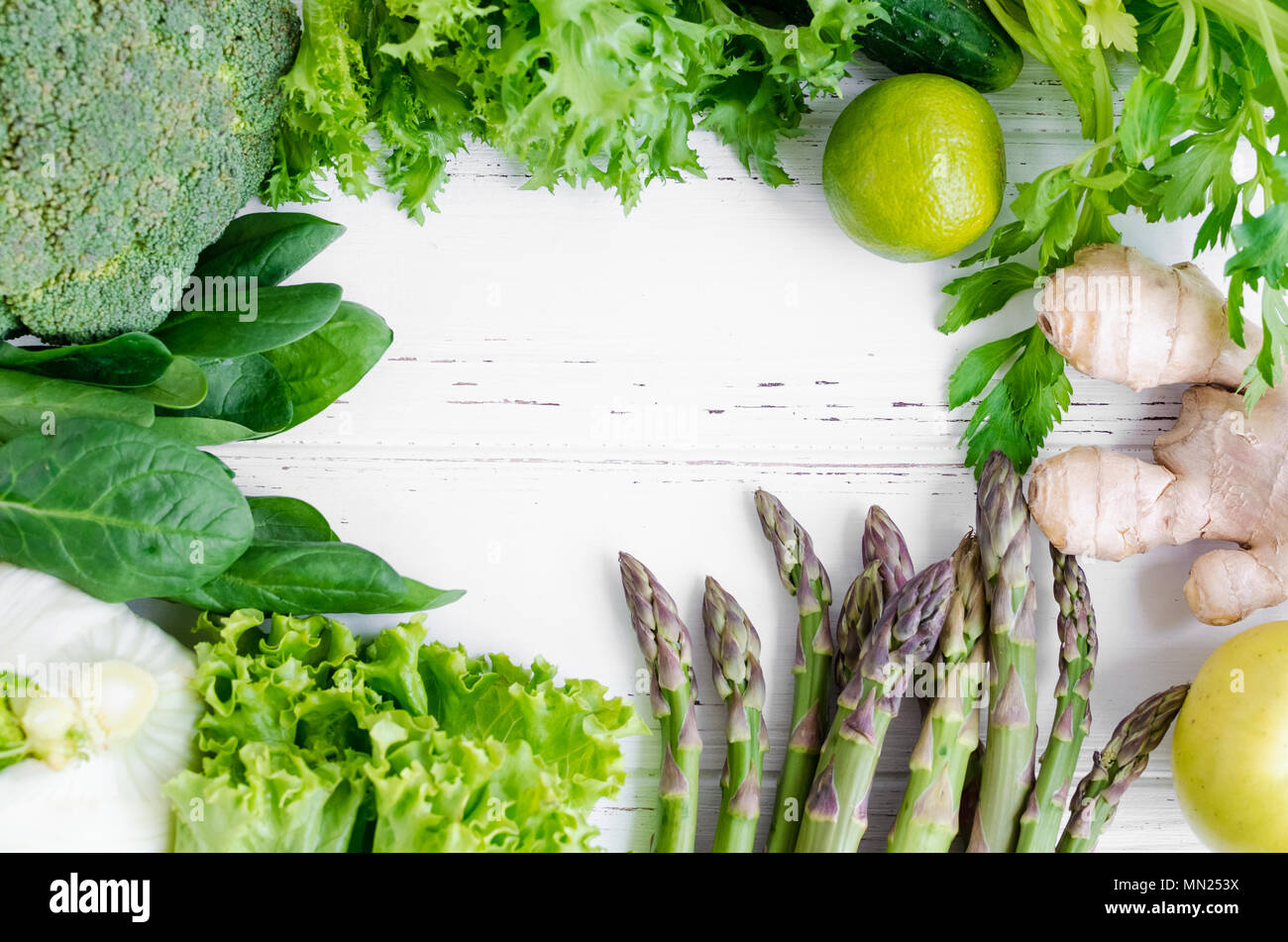 Assortiment de légumes verts comme arrière-plan de l'alimentation Une alimentation saine notion de frais jardin produisent des aliments biologiques comme un symbole de la santé. Les verts crus. Det Banque D'Images