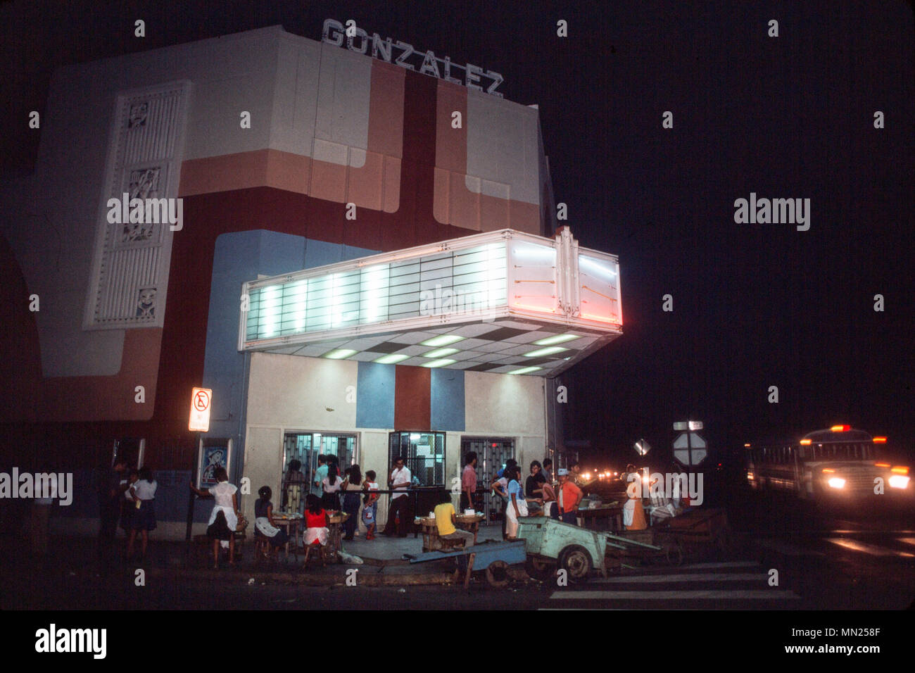 Managua, Nicaragua, juin 1986 ; rue vendeurs de nourriture à l'extérieur d'un cinéma dans le centre de Managua montrant les Beatles film 'une dure journée de nuit'. Banque D'Images