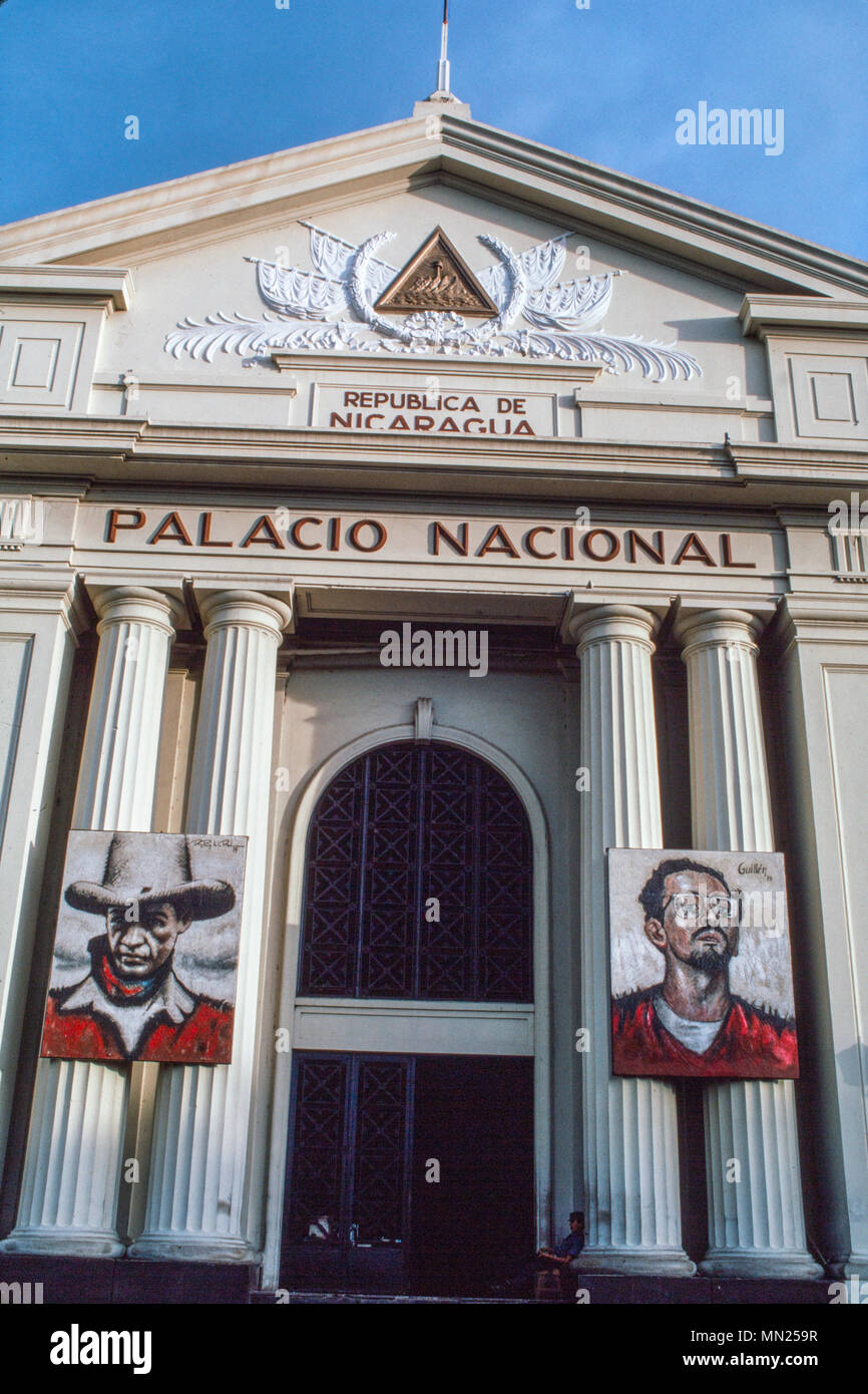 Managua, Nicaragua, juillet 1981 ; le Palais National avec des portraits de héros narional FSLN Augusto Sandino (à gauche) et Carlos Fonseca. Banque D'Images