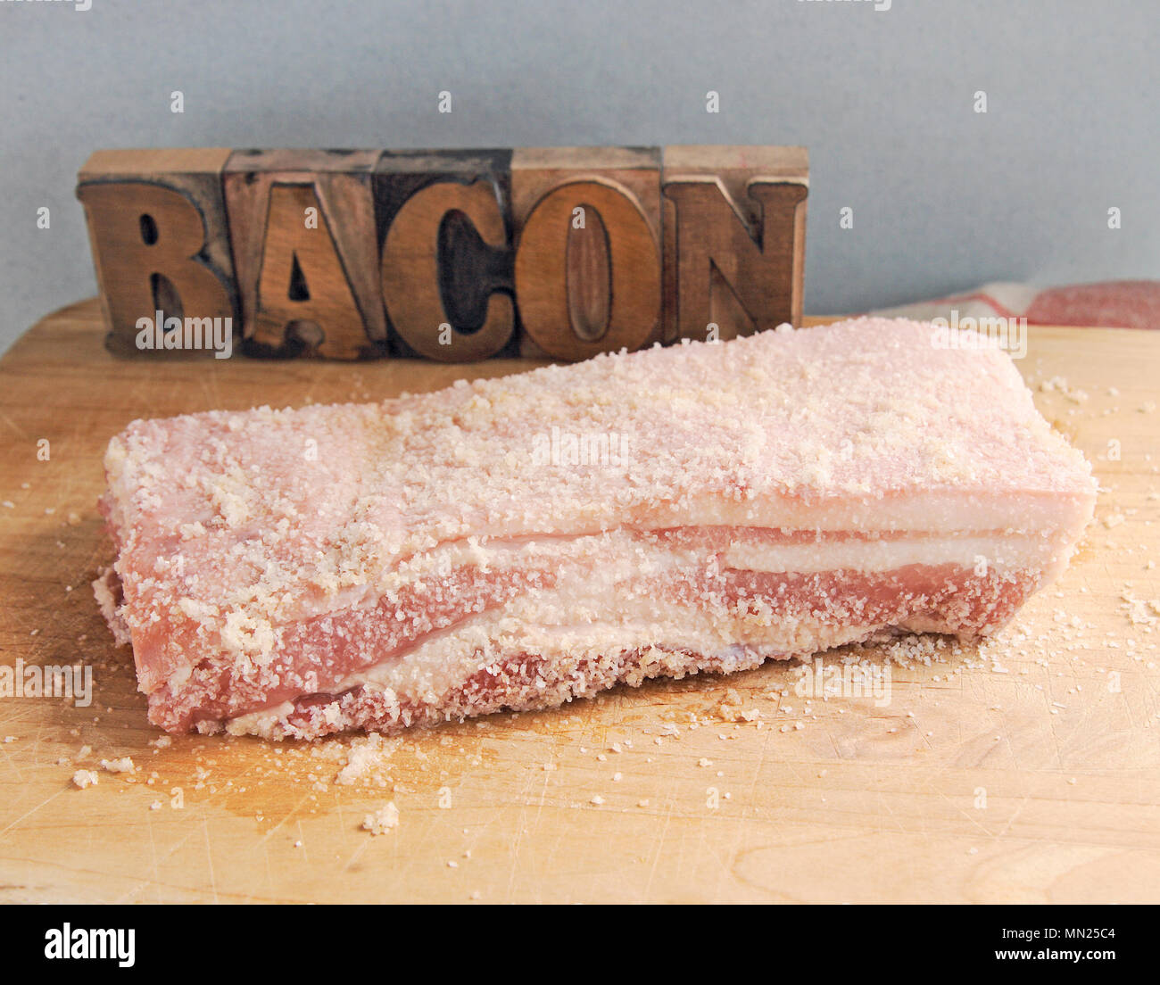 Un morceau de poitrine de porc salée avec le mot bacon en bois type et place pour le texte Banque D'Images