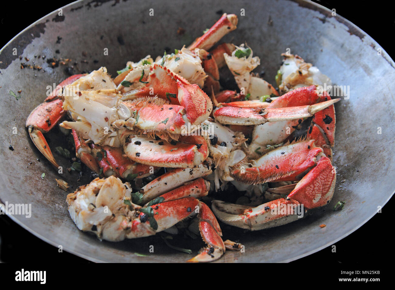 Le crabe dormeur cuit dans un wok avec une sauce soja, l'ail et à la coriandre Banque D'Images