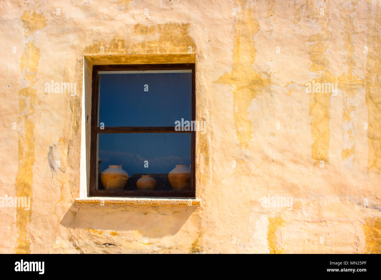 Fenêtre. L'ancienne fenêtre avec trois cruches en terre cuite. Cadix, Andalousie, espagne. Banque D'Images
