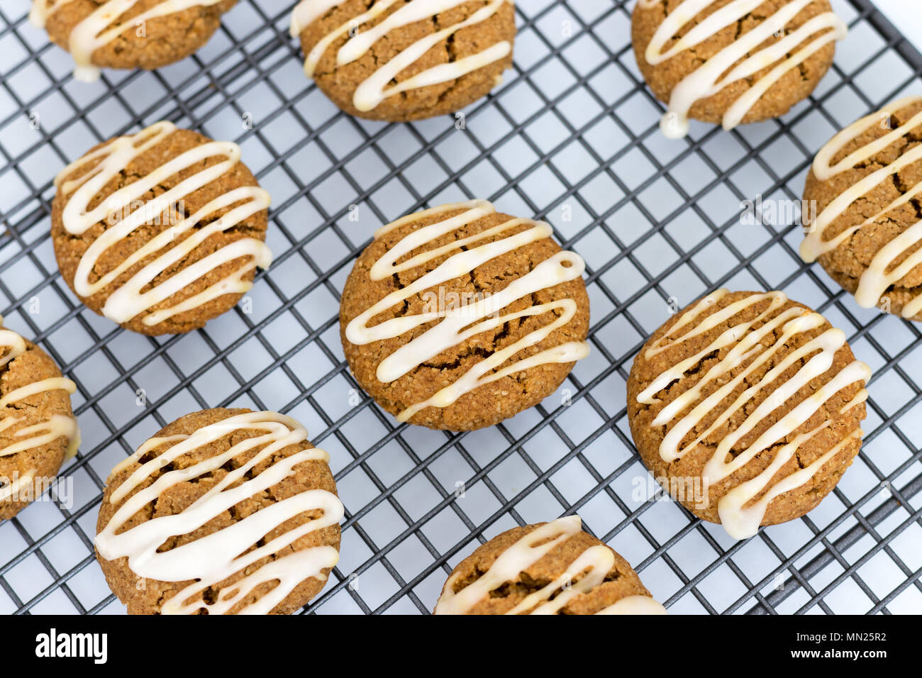 Des petits, des épices, des biscuits à la citrouille avec glaçage à l'érable. Ces biscuits sans gluten et sans produits laitiers sont affichées sur une. Banque D'Images