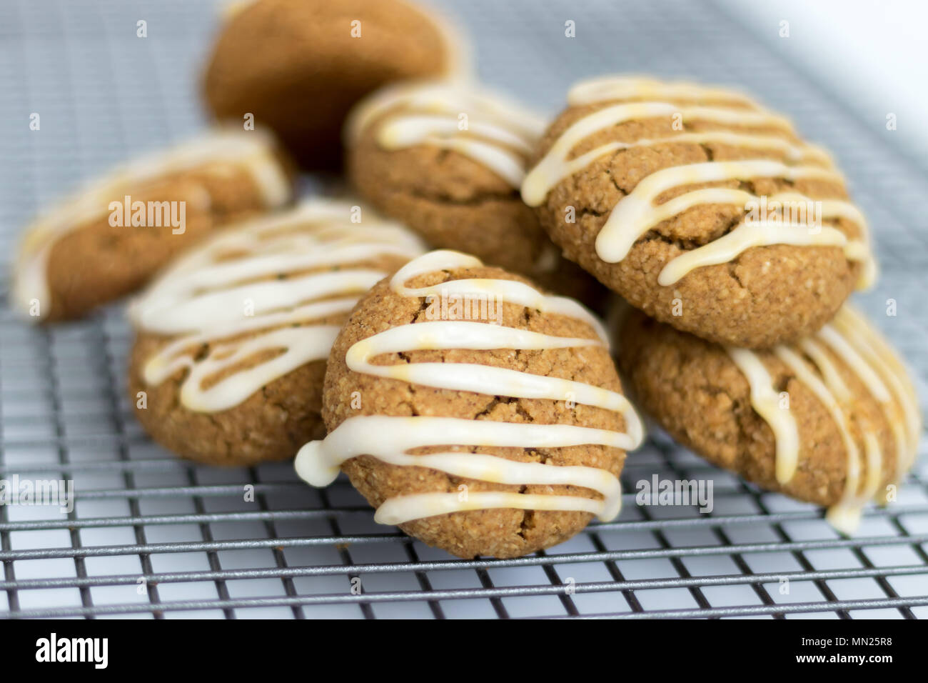 Des petits, des épices, des biscuits à la citrouille avec glaçage à l'érable. Ces biscuits sans gluten et sans produits laitiers sont affichées sur une. Banque D'Images