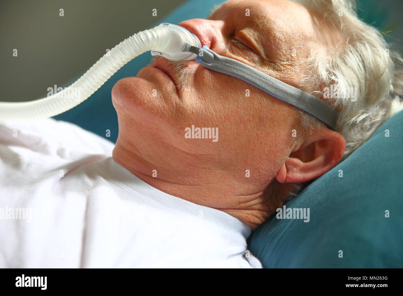 Homme plus âgé avec les appareils respiratoires pour l'apnée du sommeil Banque D'Images